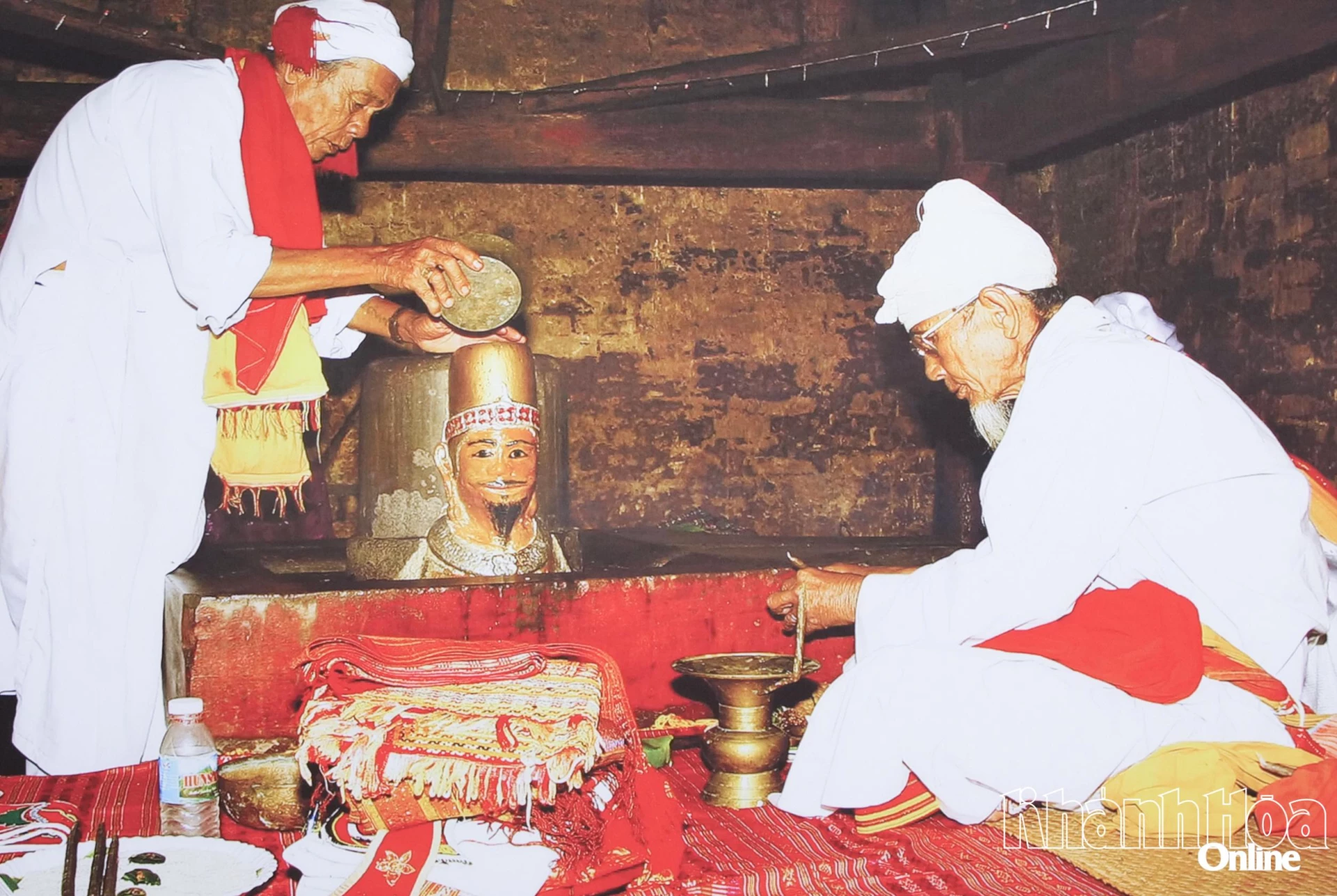 Nghi lễ tắm tượng Thần - Vua Pô Klong Garai  trong dịp Katê.