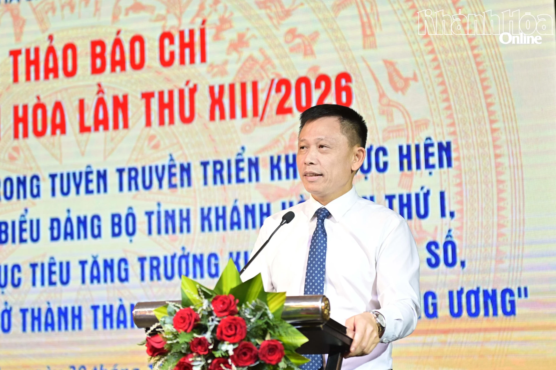 PGS. TS Nguyễn Thành Lợi - Phó Giám đốc Báo và Phát thanh, Truyền hình Hà Nội phát biểu tham luận.