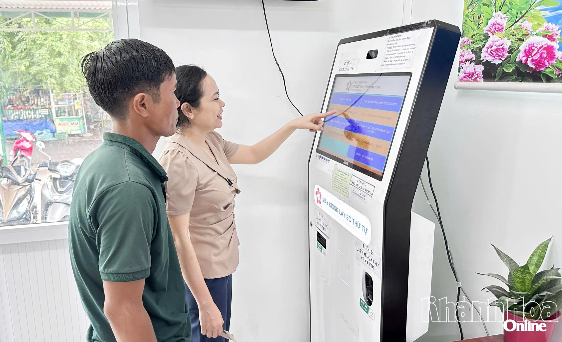 Công chức Trung tâm Phục vụ hành chính công xã Phước Hữu hướng dẫn người dân thực hiện thủ tục hành chính.