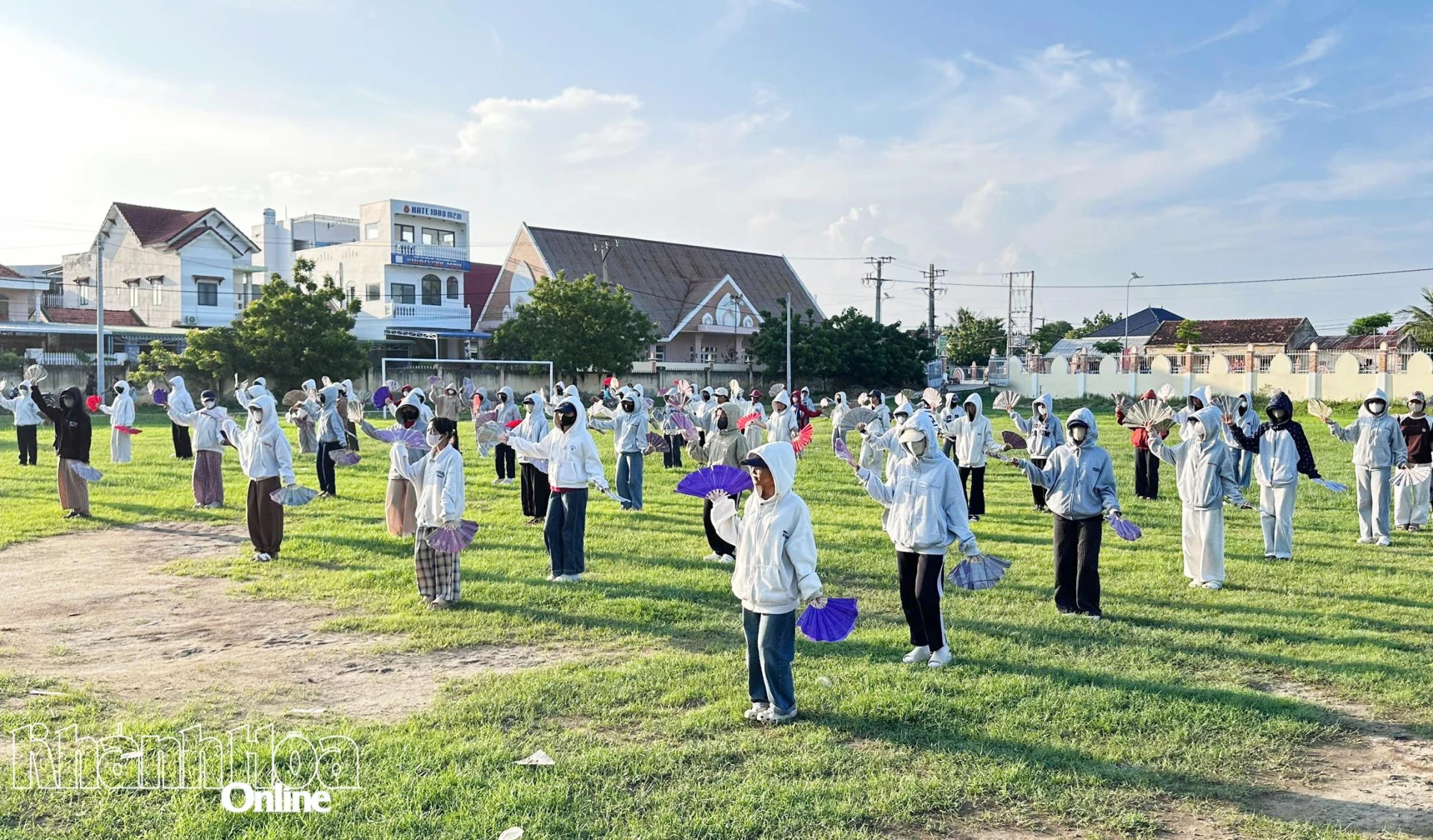 Các đội hình đang nỗ lực hoàn thiện từng động tác, tạo sự đồng đều, đẹp mắt, góp phần làm không khí ngày hội thêm rộn ràng.