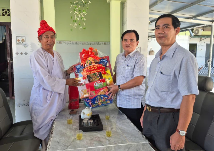 Lãnh đạo xã Phước Hữu thăm, chúc mừng đồng bào Chăm theo đạo Bàlamôn nhân dịp Lễ hội Katê năm 2026