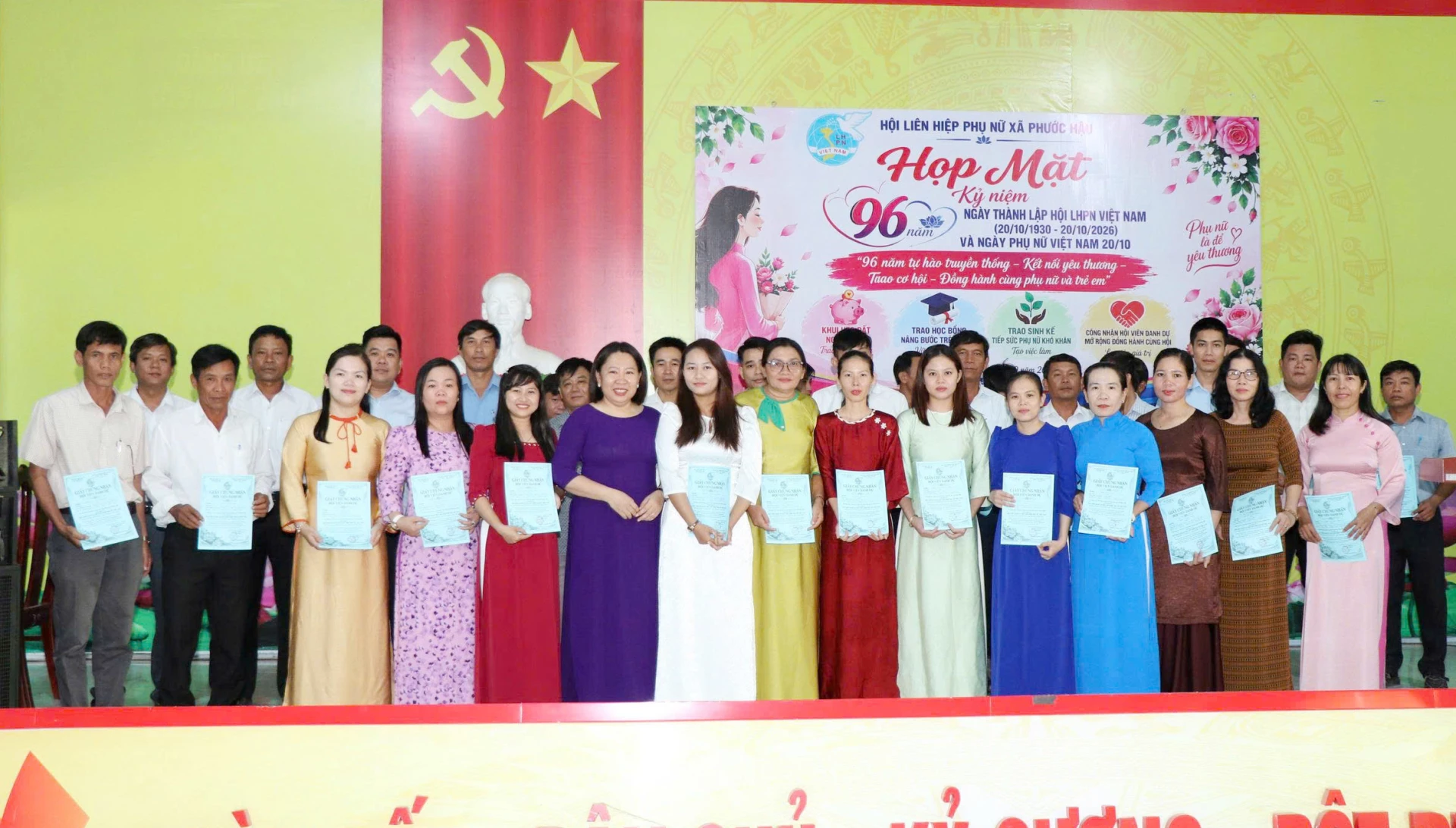 Lãnh đạo Hội Liên hiệp Phụ nữ xã Phước Hậu trao giấy chứng nhận hội viên danh dự