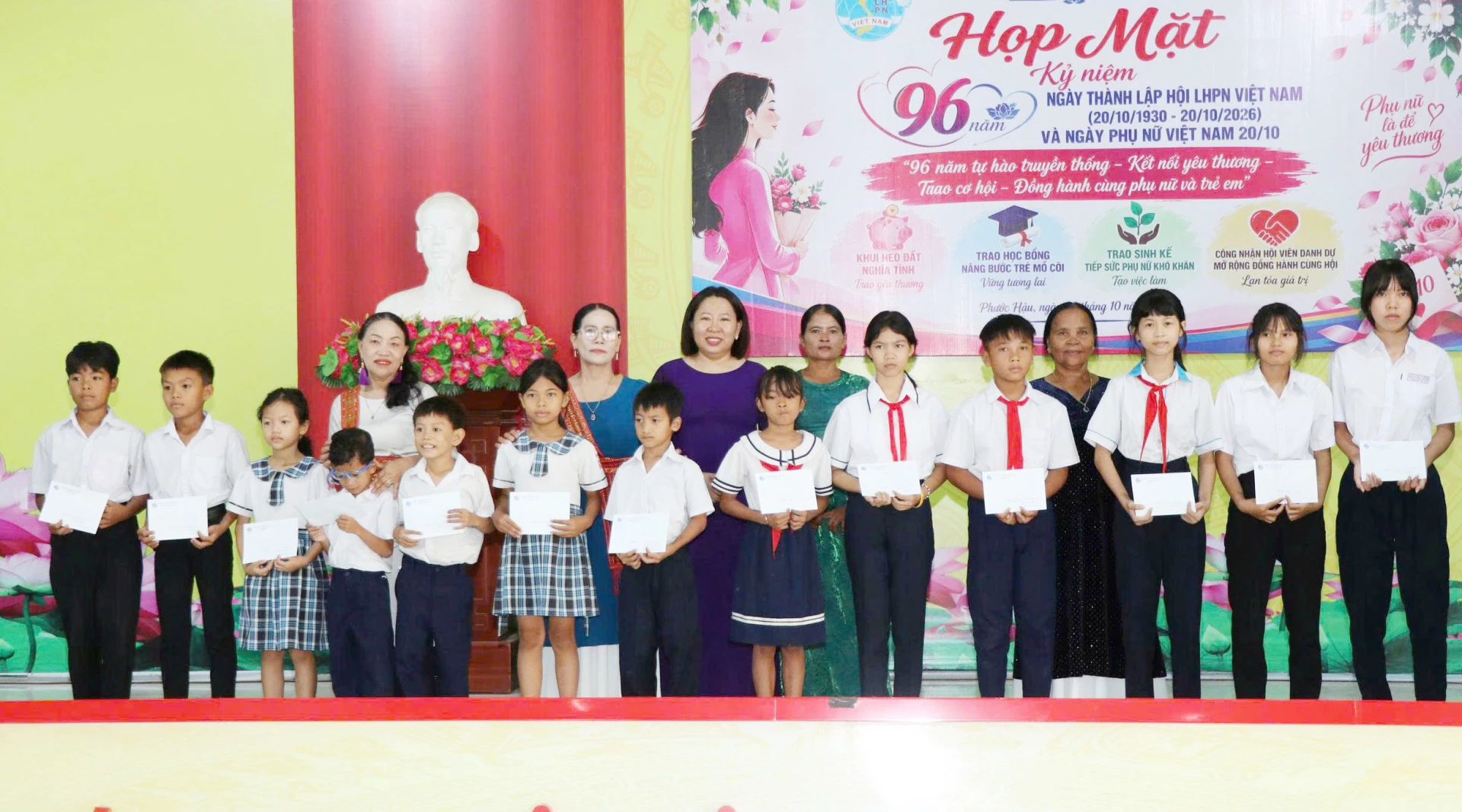 Đại diện Hội Liên hiệp Phụ nữ xã Phước Hậu trao học bổng cho các trẻ em.