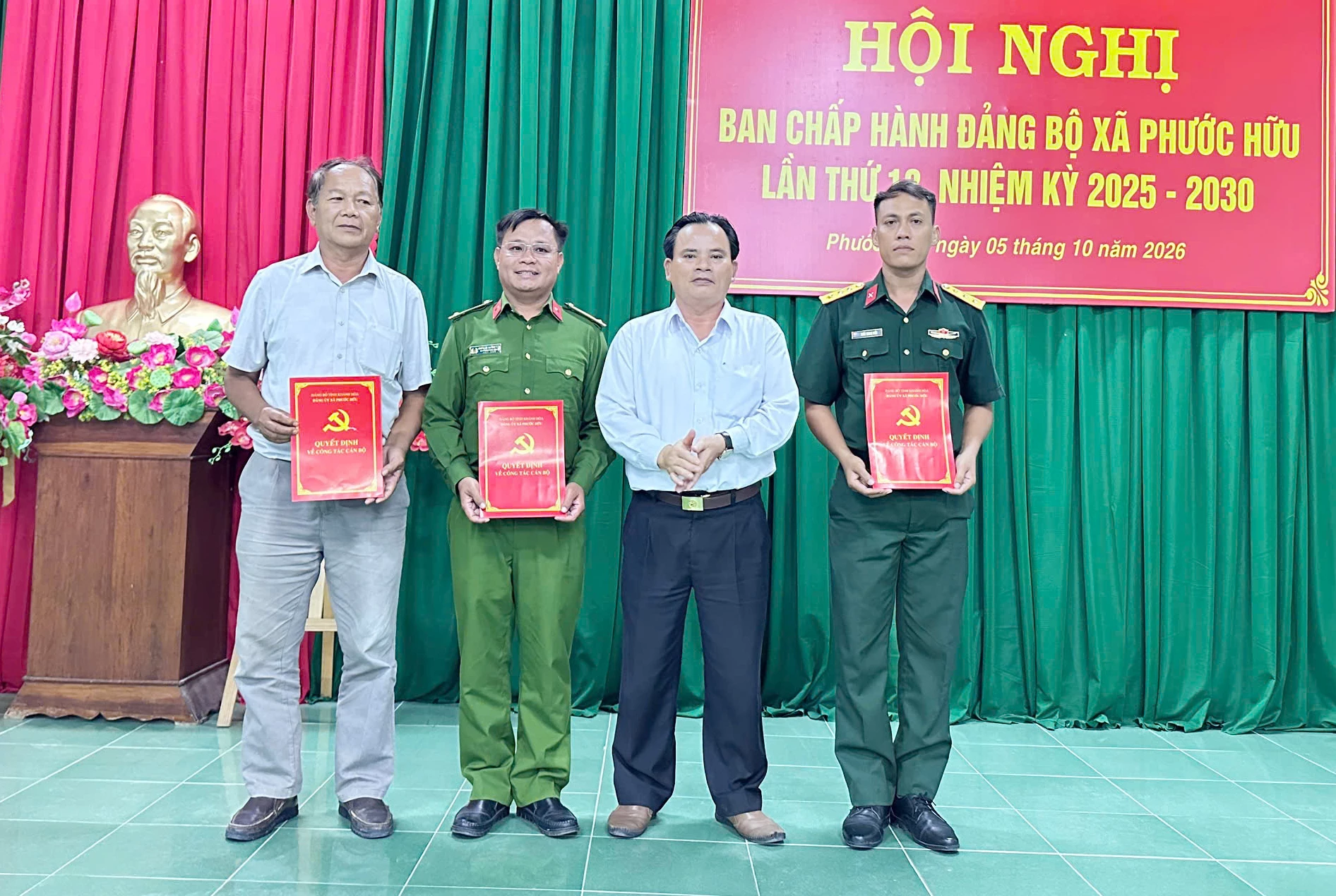 Thường trực Đảng ủy xã Phước Hữu trao quyết định chuyển đổi mô hình tổ chức Đảng cho đại diện các chi bộ.