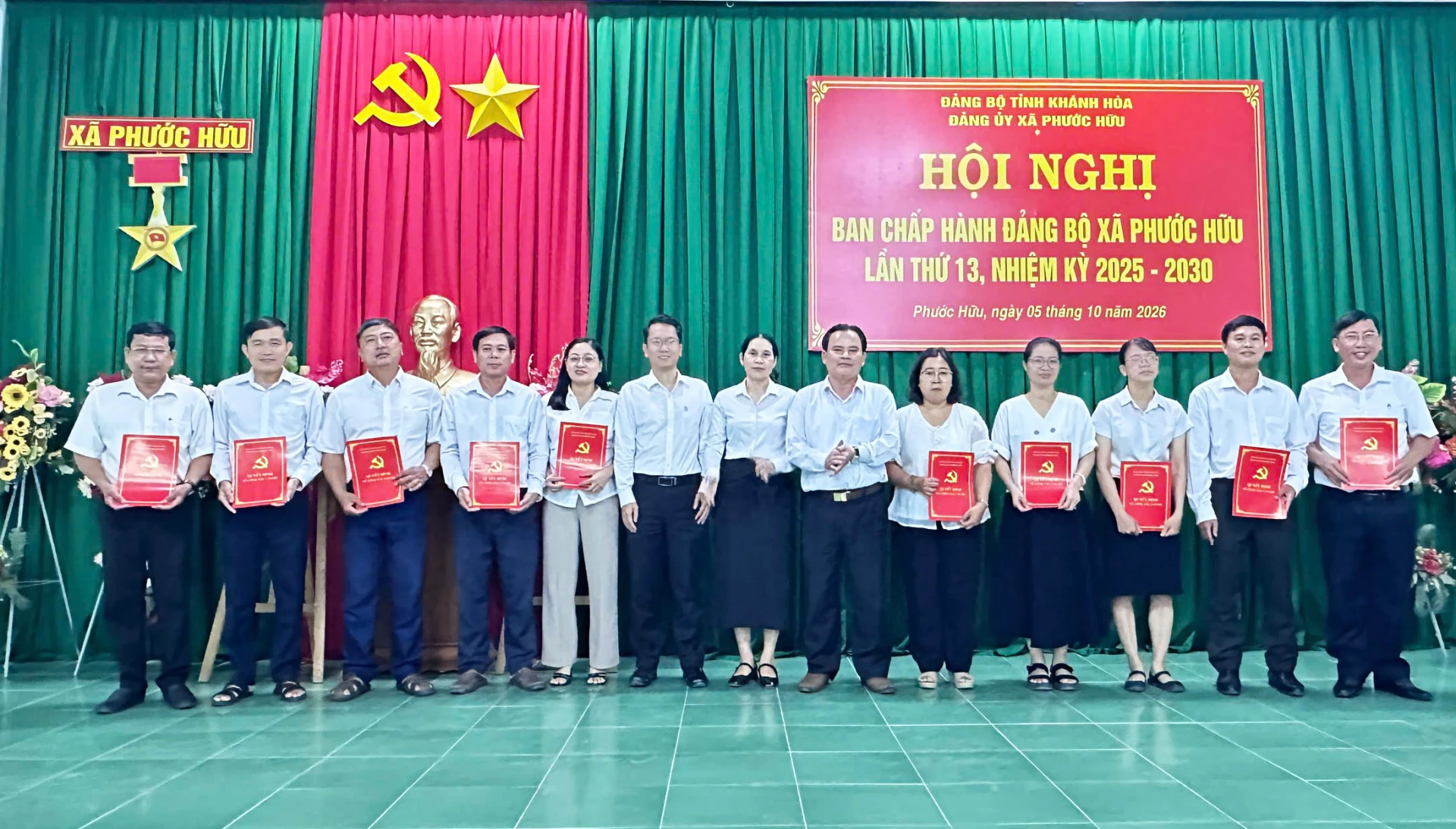 Thường trực Đảng ủy xã Phước Hữu trao quyết định thành lập chi bộ cho đại diện các chi bộ.