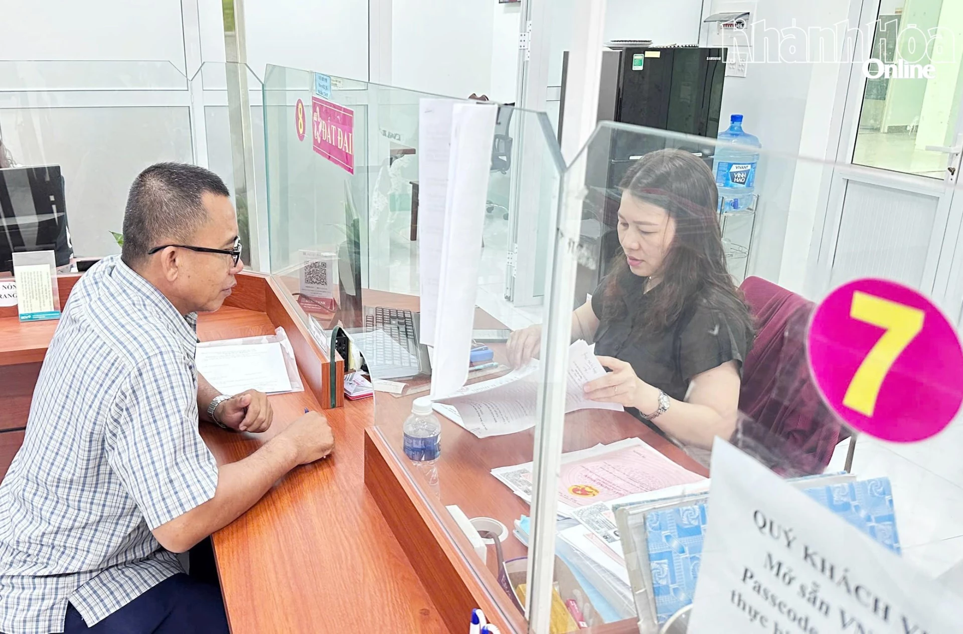 Người dân thực hiện thủ tục hành chính tại Trung tâm Phục vụ hành chính công xã Phước Hữu.