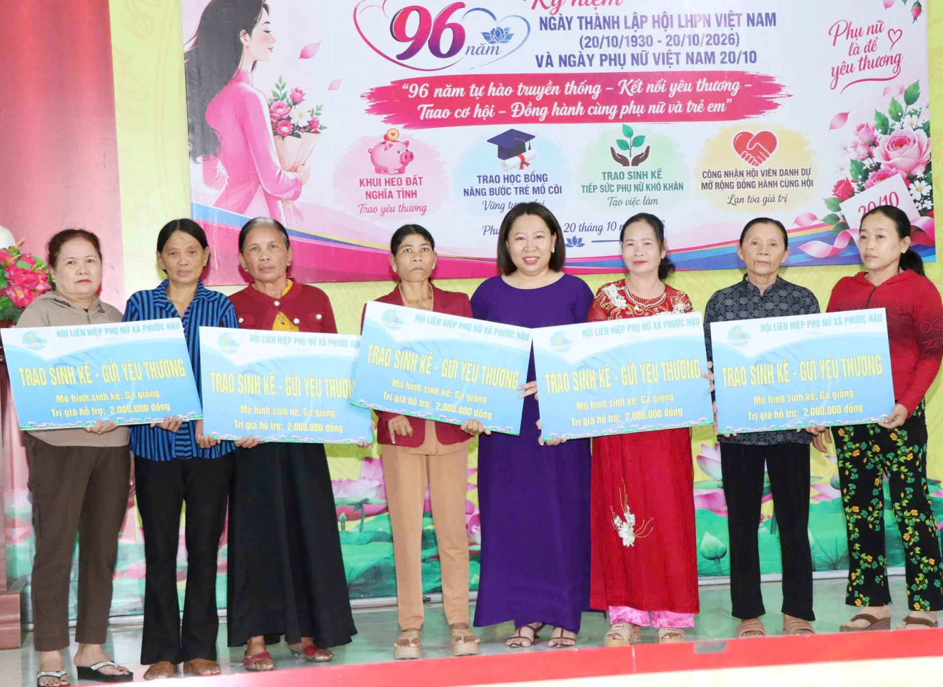 Lãnh đạo Hội Liên hiệp phụ nữ xã Phước Hậu trao bảng tượng trưng mô hình sinh kế gà giống cho các hội viên.