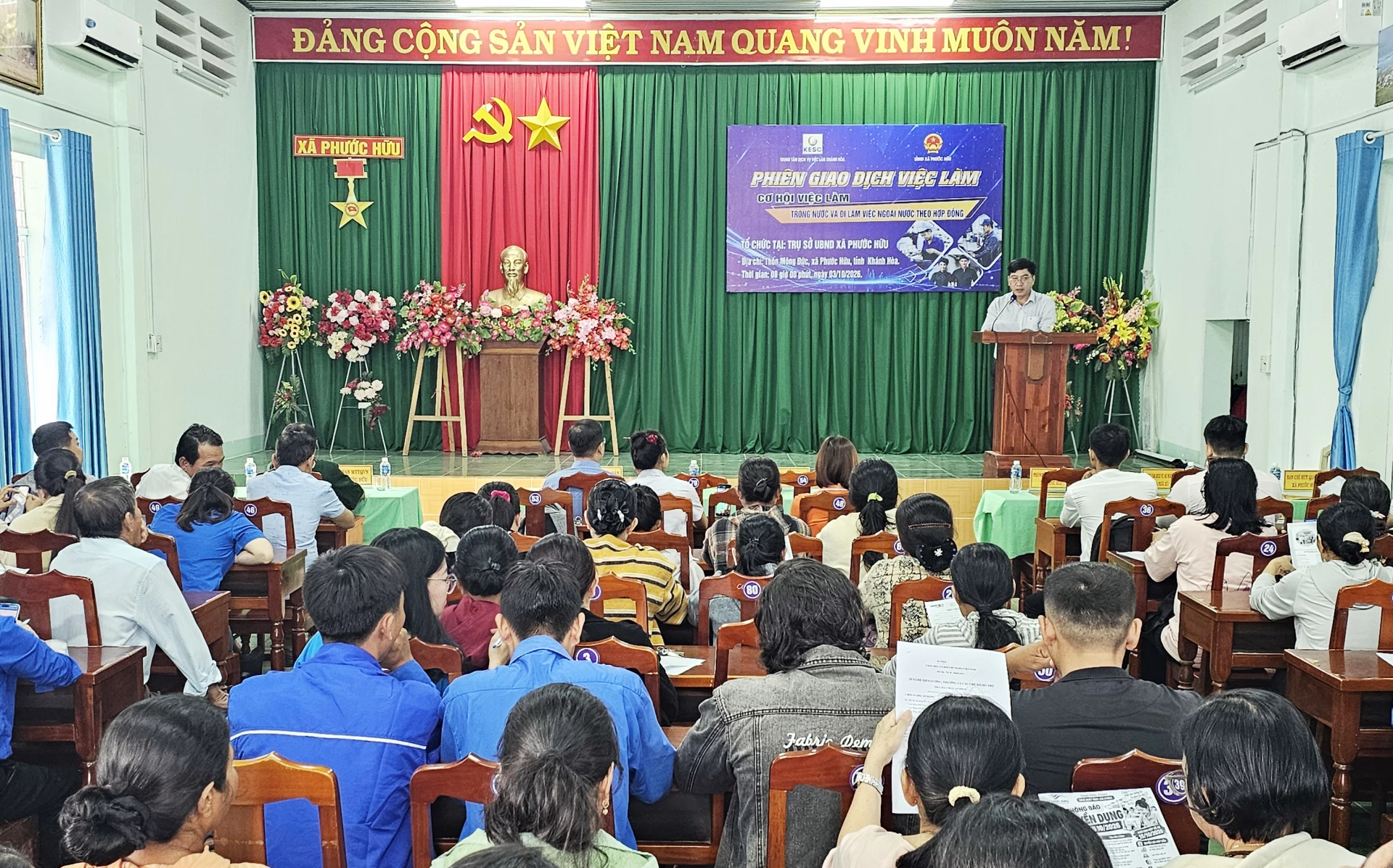 Quang cảnh phiên giao dịch việc làm.