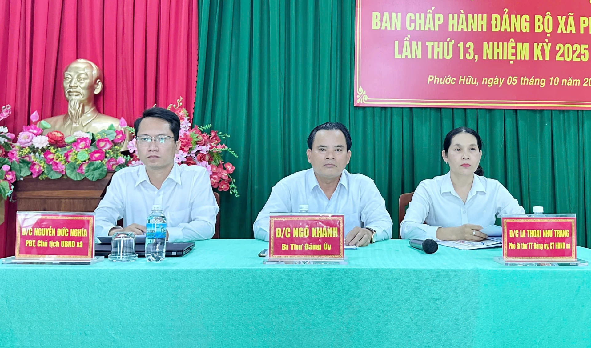 Thường trực Đảng ủy xã Phước Hữu chủ trì hội nghị.