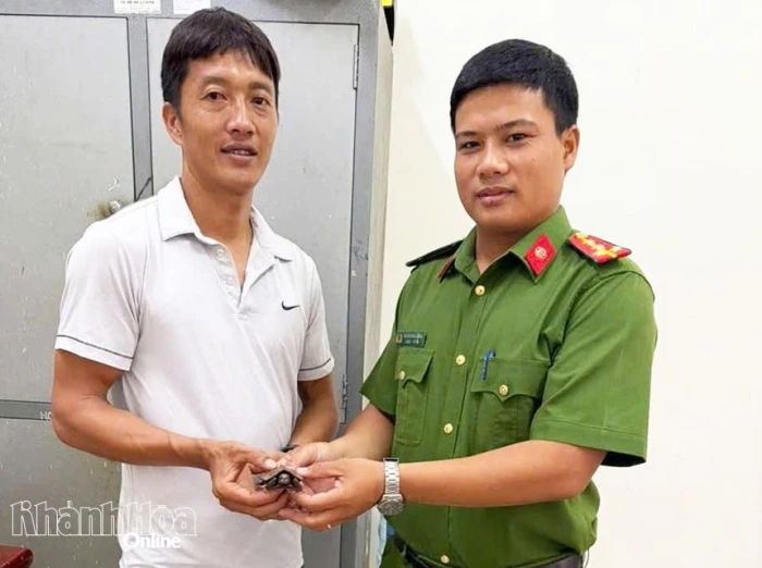 Một người dân tự nguyện giao nộp rùa hộp lưng đen nhặt được khi làm rẫy