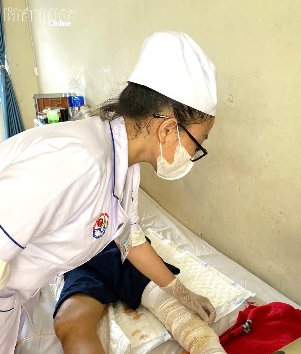 Một trường hợp bị nhiễm trùng chi dưới do đắp lá điều trị tại Bệnh viện Đa khoa Khánh Hòa.