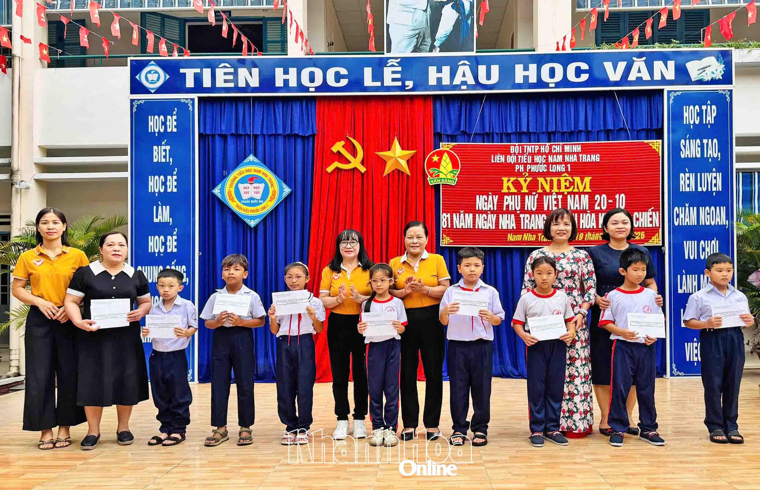 Lãnh đạo Hội Khuyến học phường và Ban Giám hiệu Trường Tiểu học Nam Nha Trang (phân hiệu Phước Long 1) trao học bổng cho các học sinh.