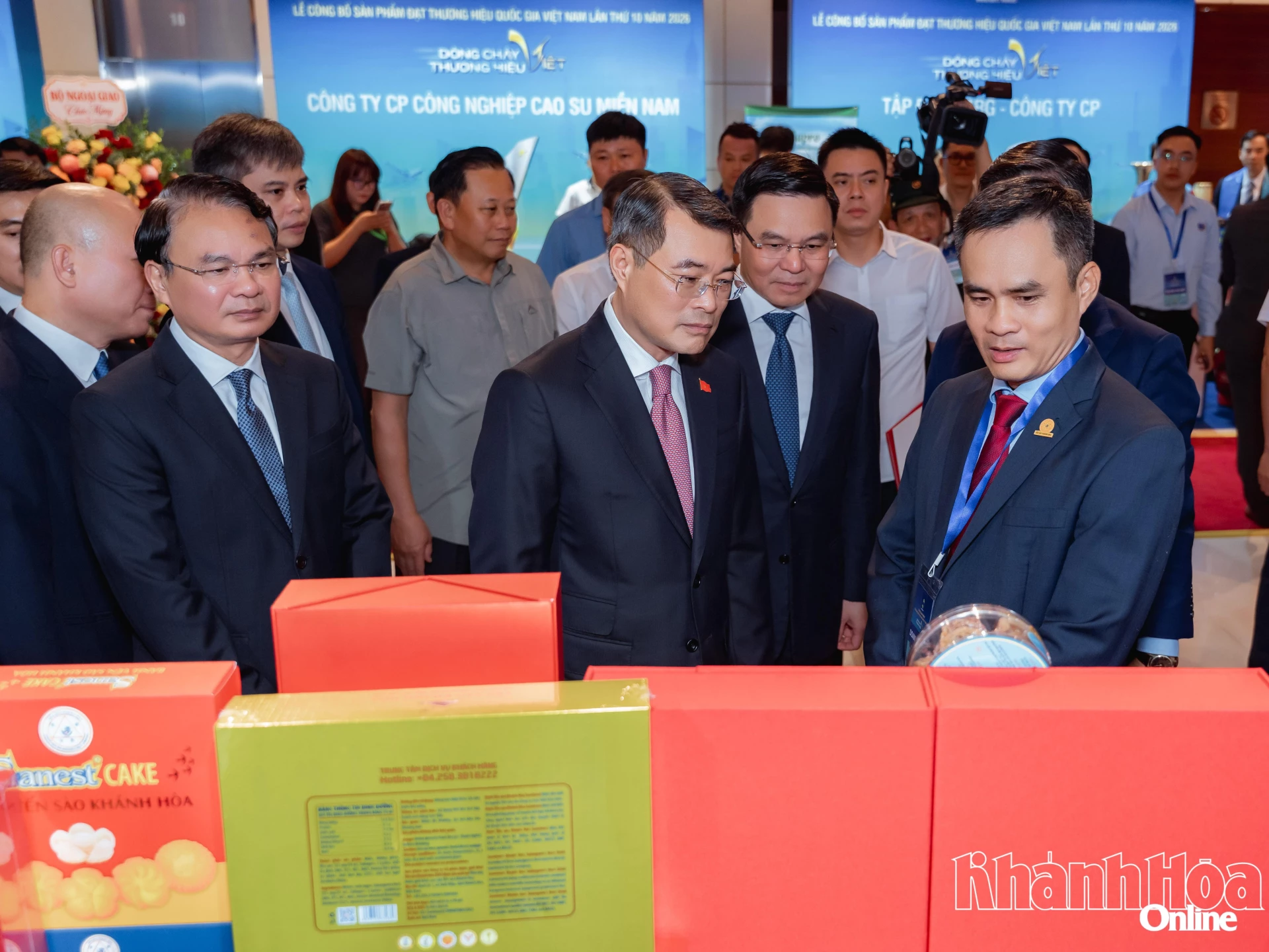 Thủ tướng Chính phủ Lê Minh Hưng thăm gian hàng các sản phẩm của Công ty Yến sào Khánh Hòa.