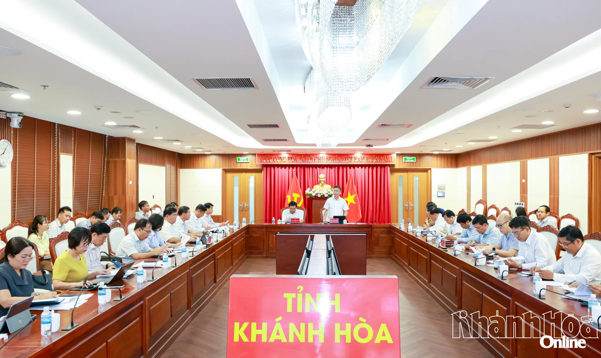 Quang cảnh cuộc họp.