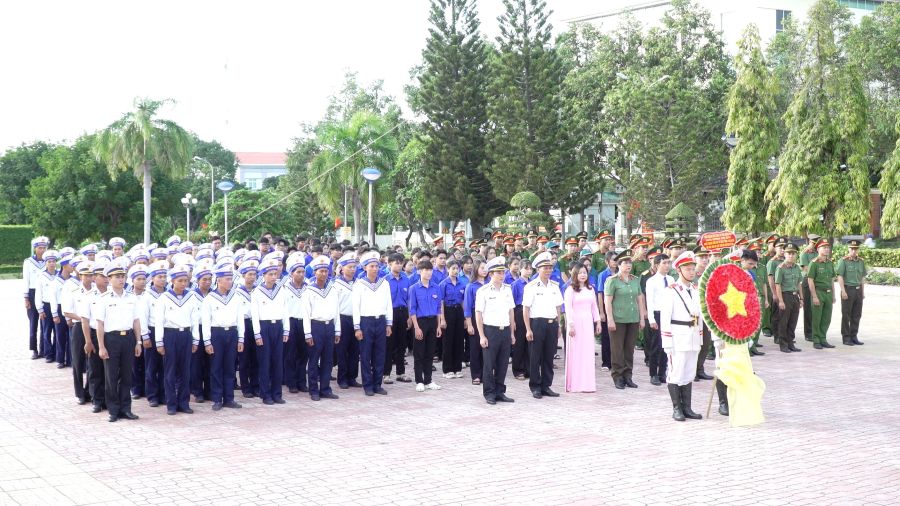 Các đại biểu tham dự lễ dâng hương.