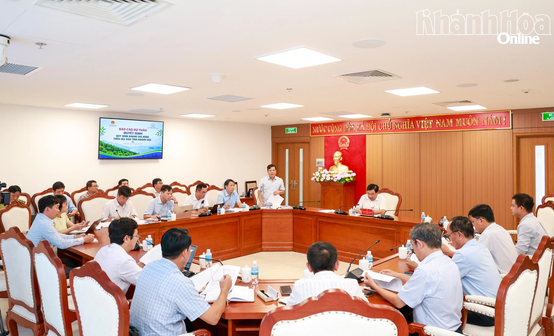 Quang cảnh cuộc họp.