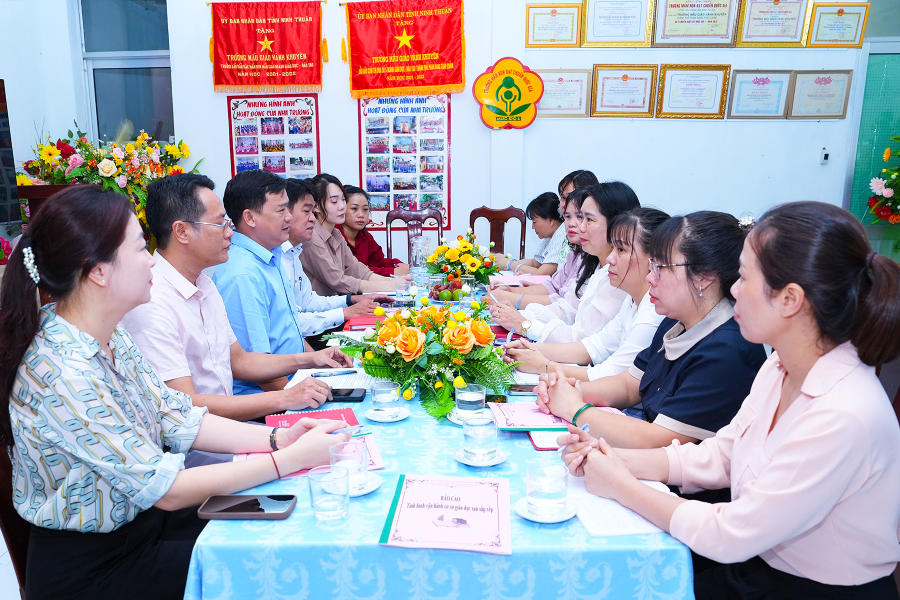 Quang cảnh buổi làm việc.