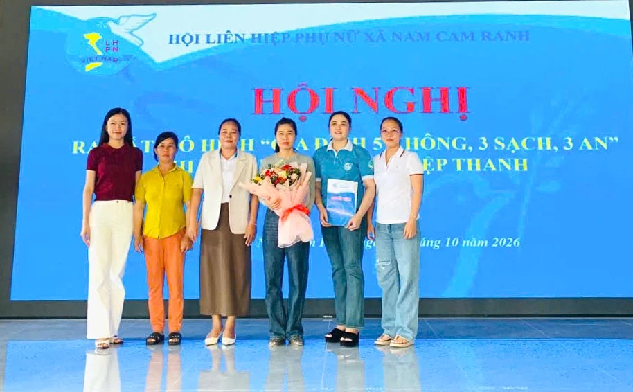 Lãnh đạo Hội Liên hiệp Phụ nữ xã trao quyết định thành lập mô hình.