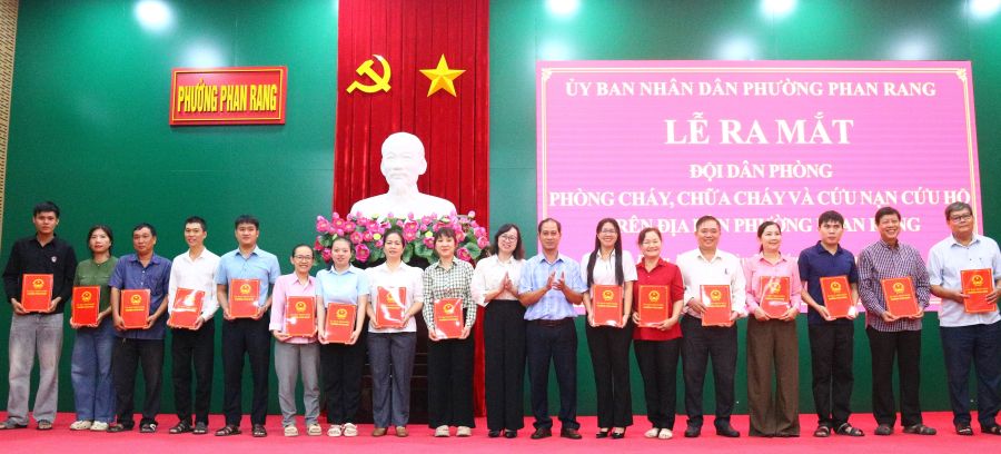 Lãnh đạo phường Phan Rang trao quyết định thành lập Đội dân phòng tại lễ ra mắt.