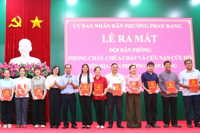 Phường Phan Rang ra mắt Đội dân phòng phòng cháy, chữa cháy và cứu nạn cứu hộ 