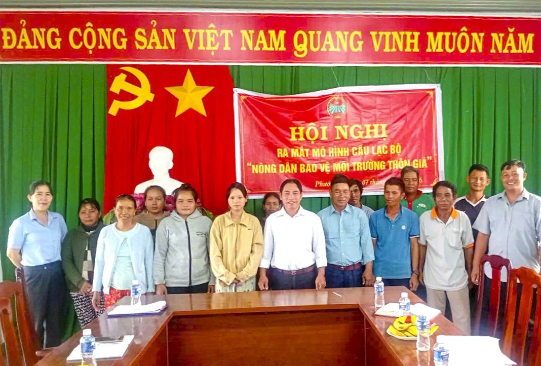 Ra mắt Câu lạc bộ “Nông dân bảo vệ môi trường” tại thôn Giá.
