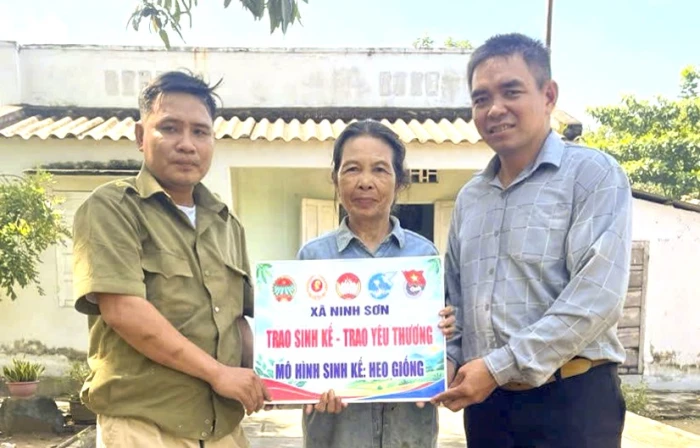 Xã Ninh Sơn trao sinh kế cho 22 hộ nghèo