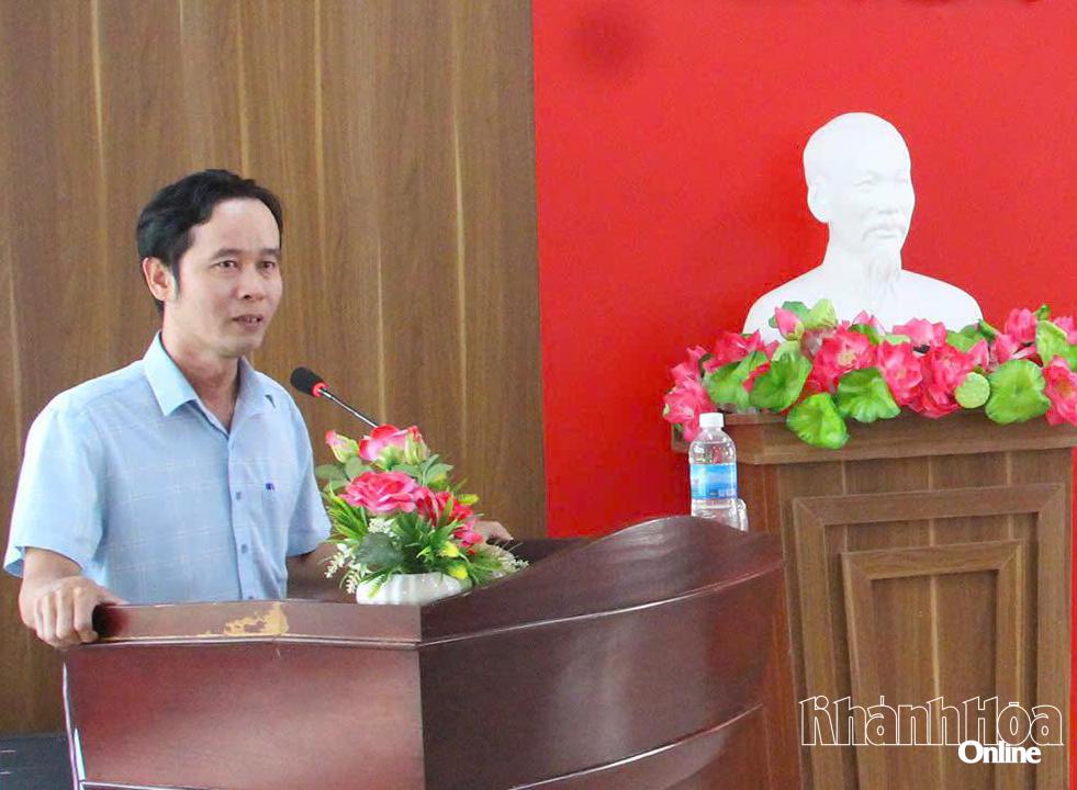 Ông Lê Nam Lữ - Trưởng phòng Quản lý đào tạo, bồi dưỡng và nghiên cứu khoa học, Trường Chính trị tỉnh phát biểu tại lễ bế giảng. 