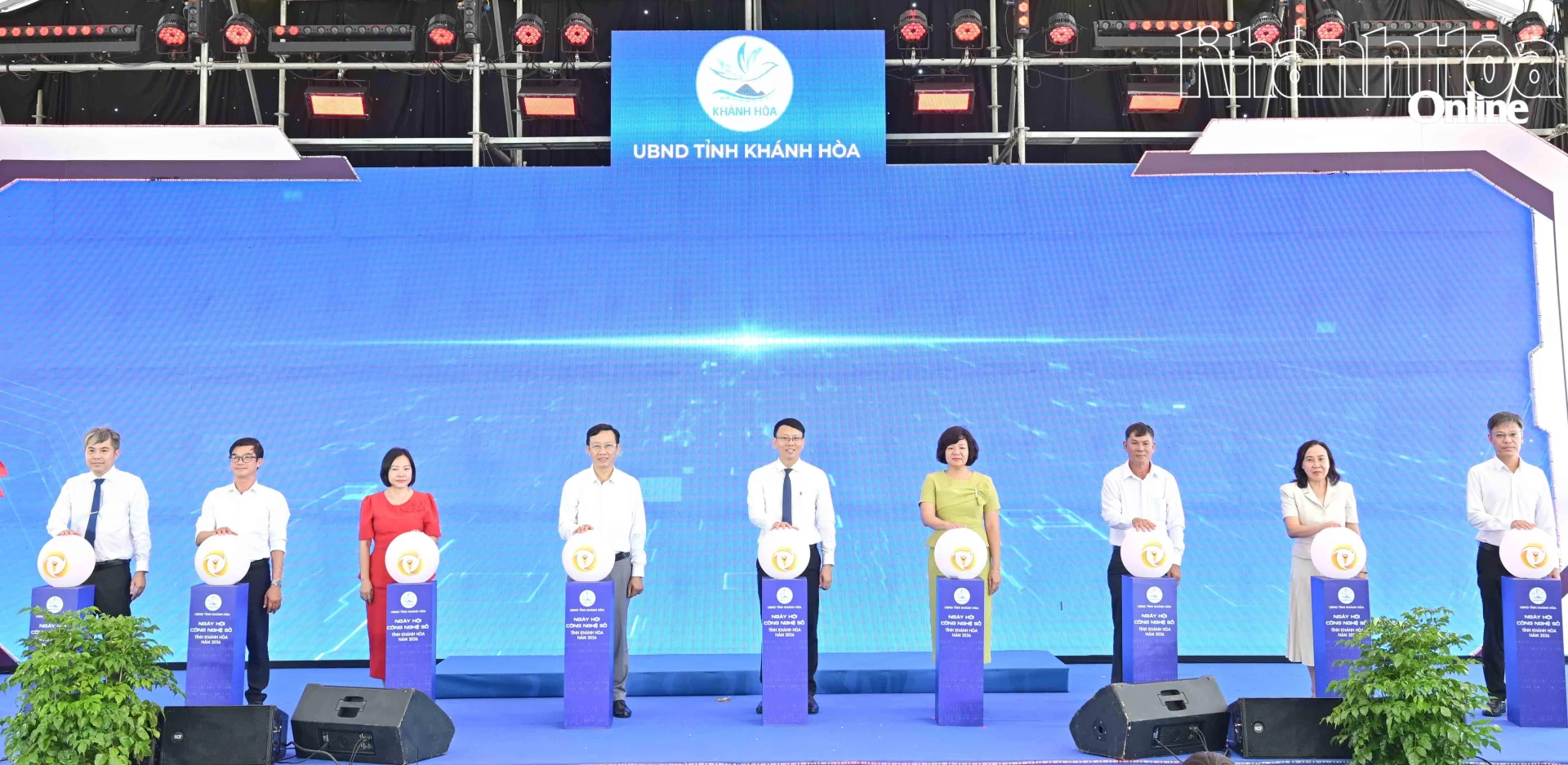 Đồng chí Nguyễn Thanh Hà cùng các đại biểu thực hiện nghi thức bấm nút khai mạc Ngày hội Công nghệ số năm 2026.