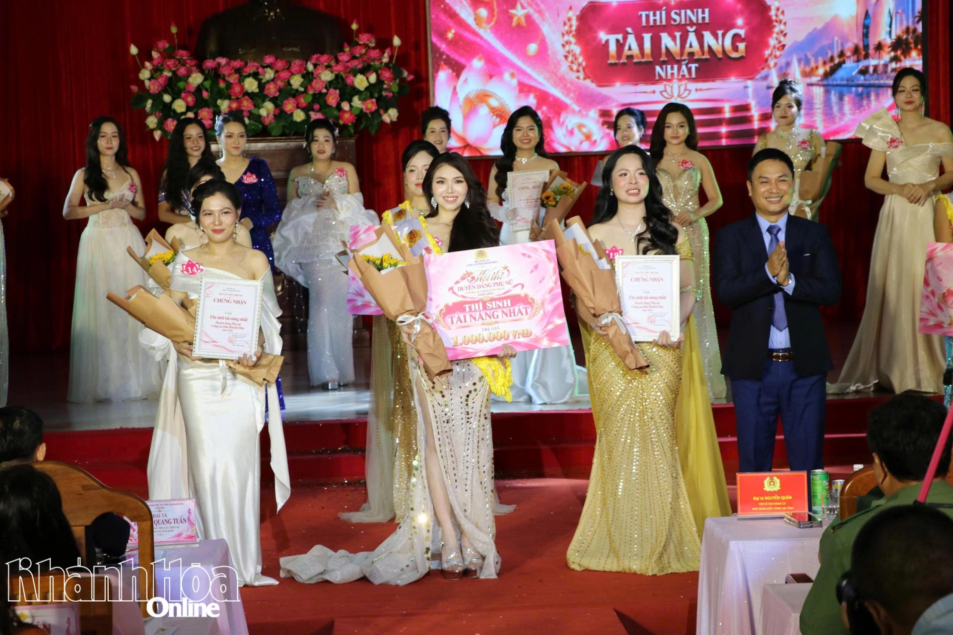 Ban tổ chức trao giải phụ cho 3 thí sinh tài năng nhất.