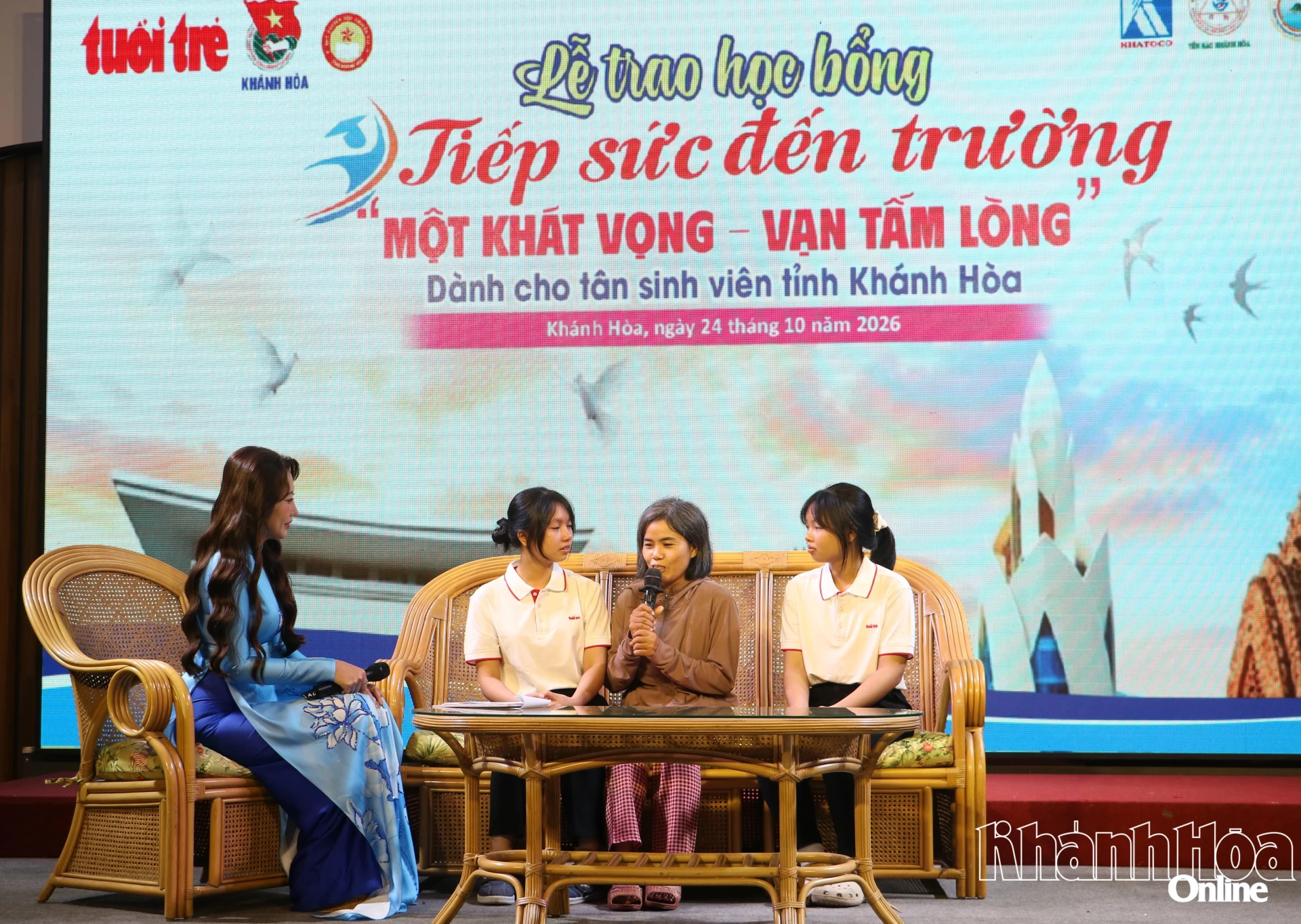 Tân sinh viên và phụ huynh giao lưu, chia sẻ tại chương trình.