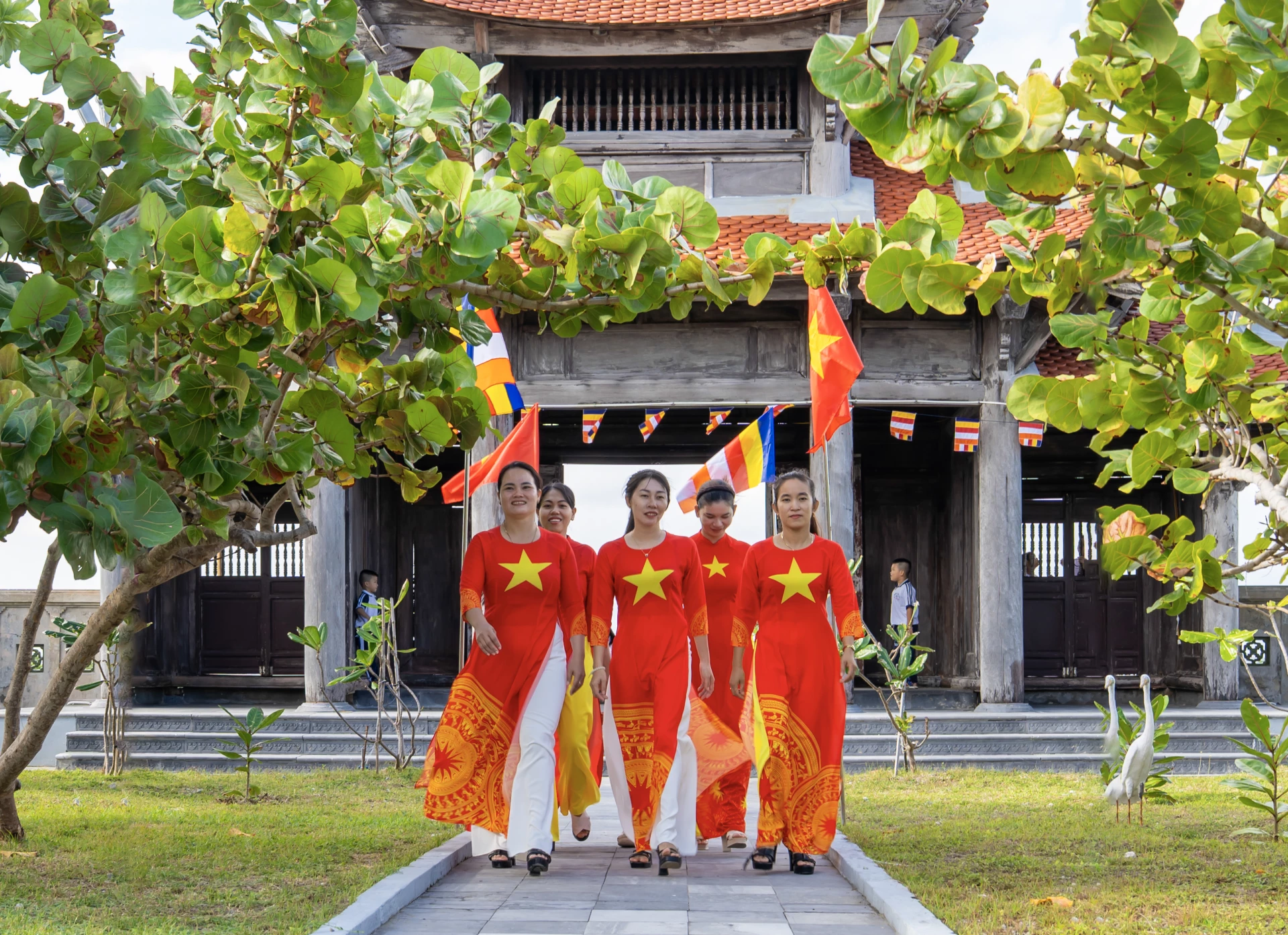 Tán tra xanh mát trước cửa chùa Song Tử Tây.