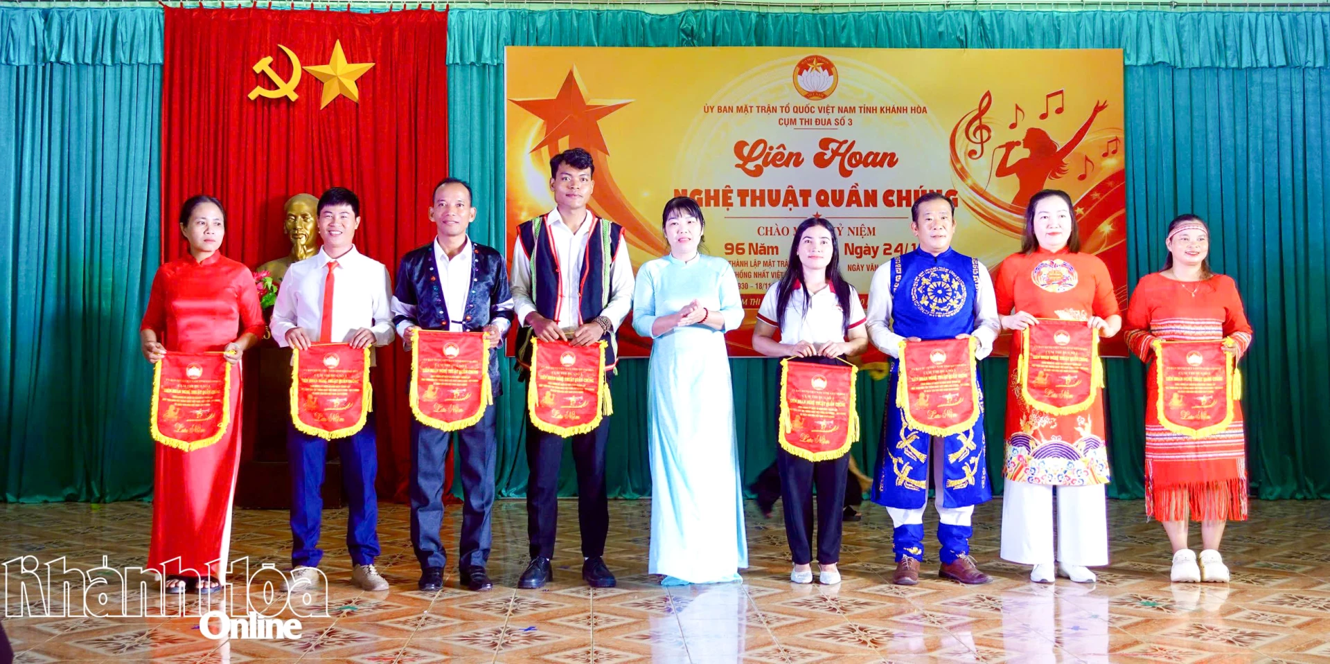 Ban tổ chức tặng cờ lưu niệm cho 8 đội tham gia Liên hoan Nghệ thuật quần chúng tại Cụm thi đua số 3.