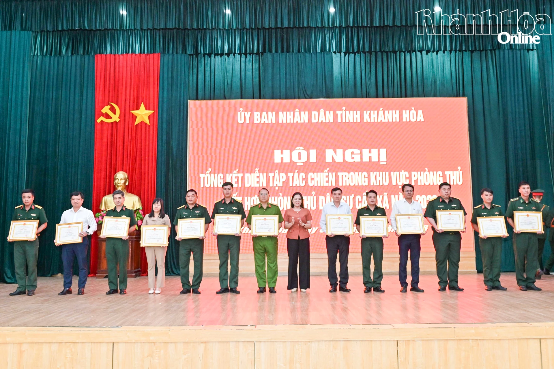Đồng chí Trần Thu Mai trao bằng khen của UBND tỉnh cho các tập thể.