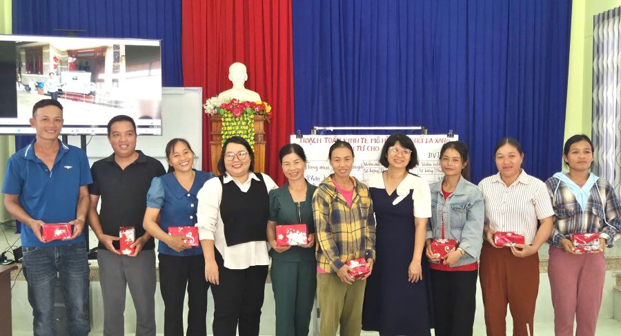 tặng quà cho các học viên.