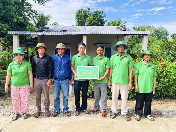 Hội Nông dân xã Tây Ninh Hòa bàn giao công trình “Ánh sáng an ninh” tại thôn Suối Sim