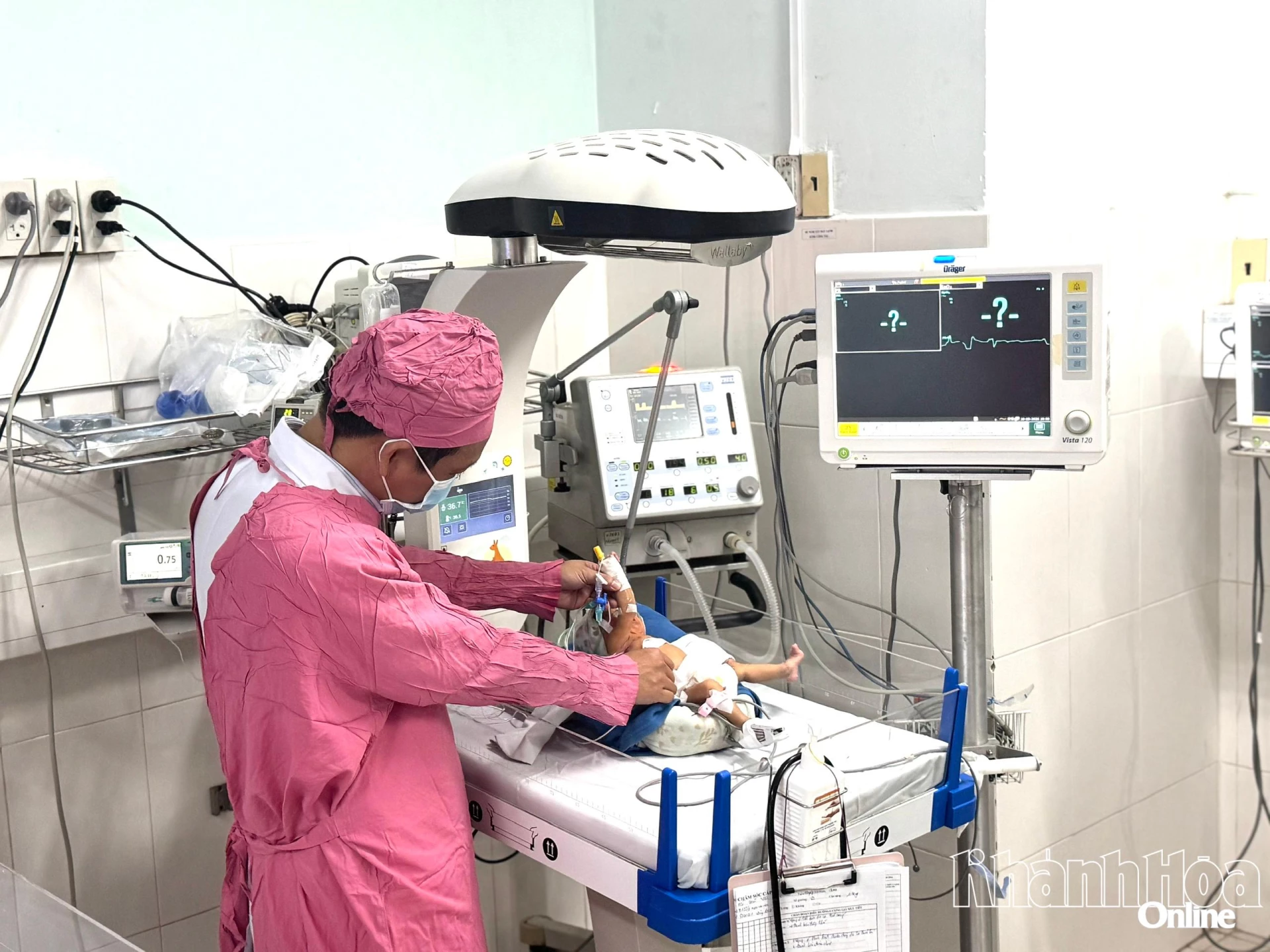 Bác sĩ kiểm tra vết mổ cho trẻ sau phẫu thuật.
