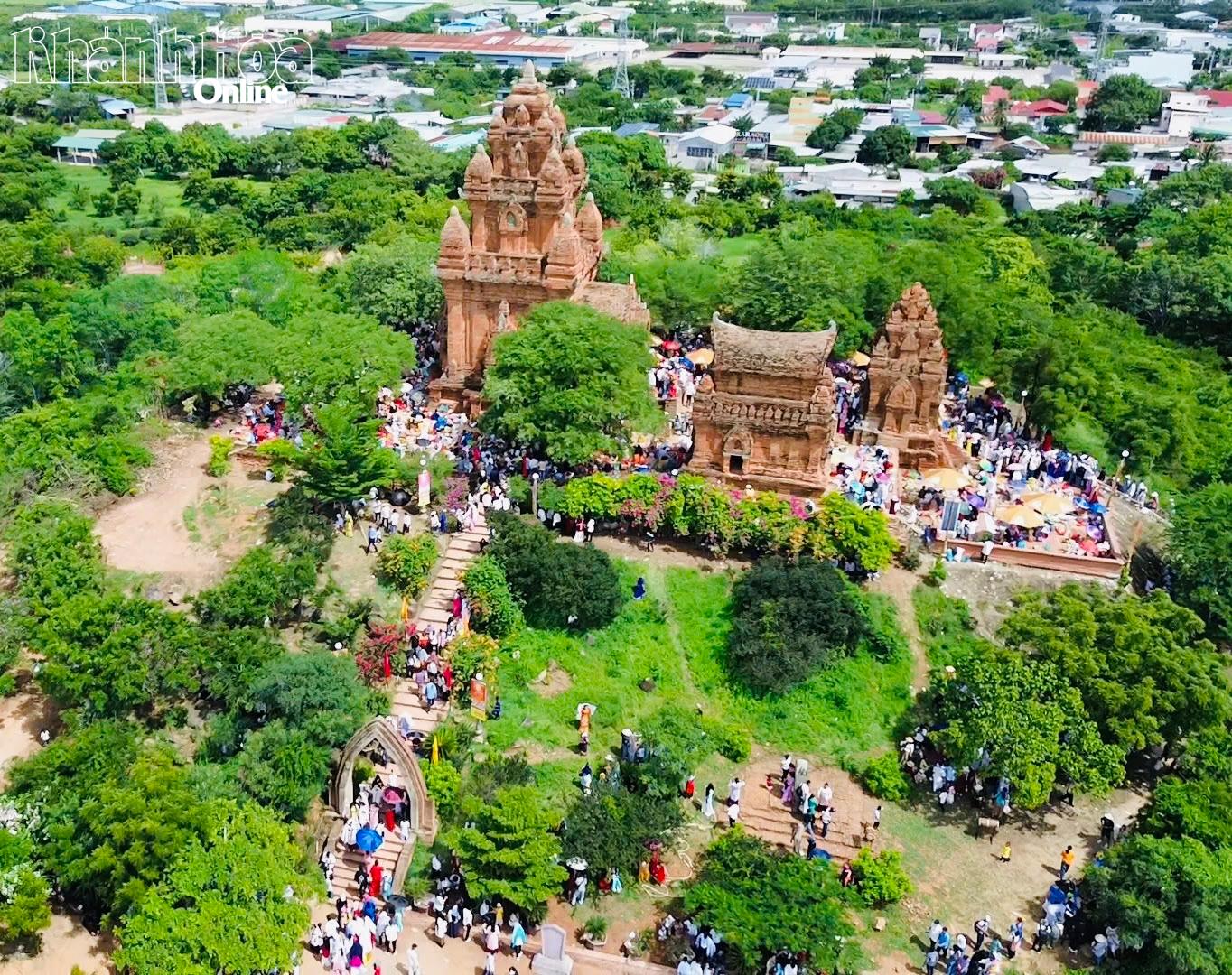 Tháp Pô Klong Garai - một trong những điểm thu hút rất đông đồng bào Chăm và du khách tìm về mỗi dịp Lễ hội Katê.