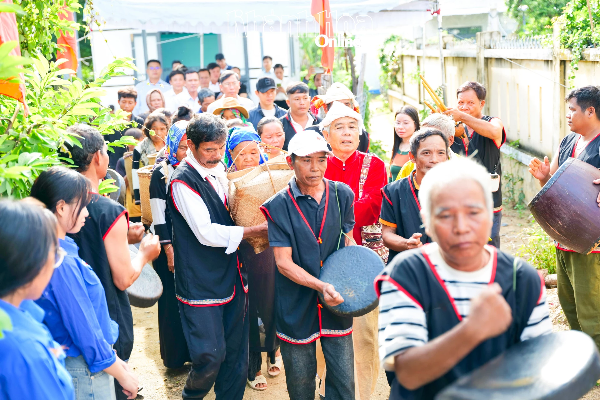 Ban Phong tục cùng các gia đình Raglai lưu giữ y trang đưa y trang nữ thần Pô Inư Nưgar về xã Phước Hữu để thực hiện các nghi lễ Katê truyền thống.