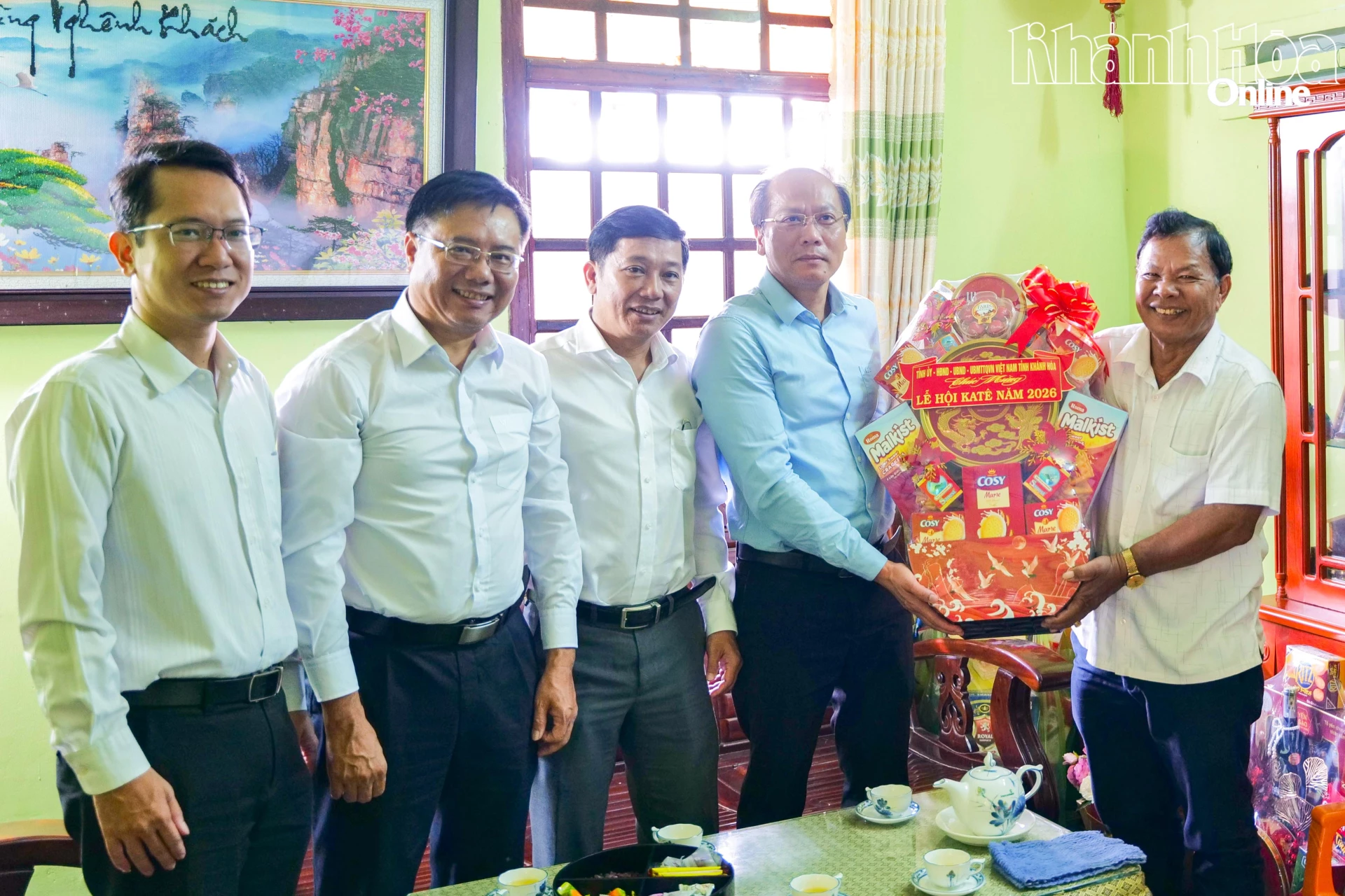 
Đồng chí Nguyễn Khắc Hà tặng quà chúc mừng gia đình ông Lưu Nào.