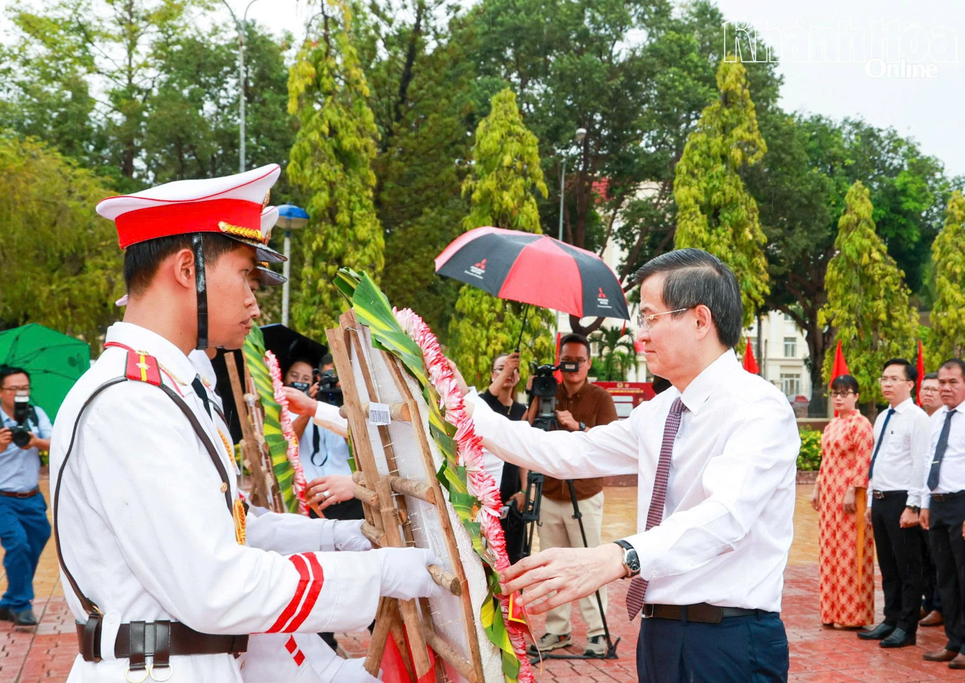 PGS, TS. Đoàn Minh Huấn chỉnh hoa trước khi dâng lên Chủ tịch Hồ Chí Minh.