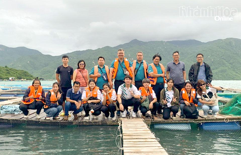 PGS.TS Ngô Văn Mạnh hướng dẫn sinh viên Thái Lan ra tham quan mô hình nuôi cá thương phẩm và cá bố mẹ trong lồng trên biển tại Khánh Hòa.