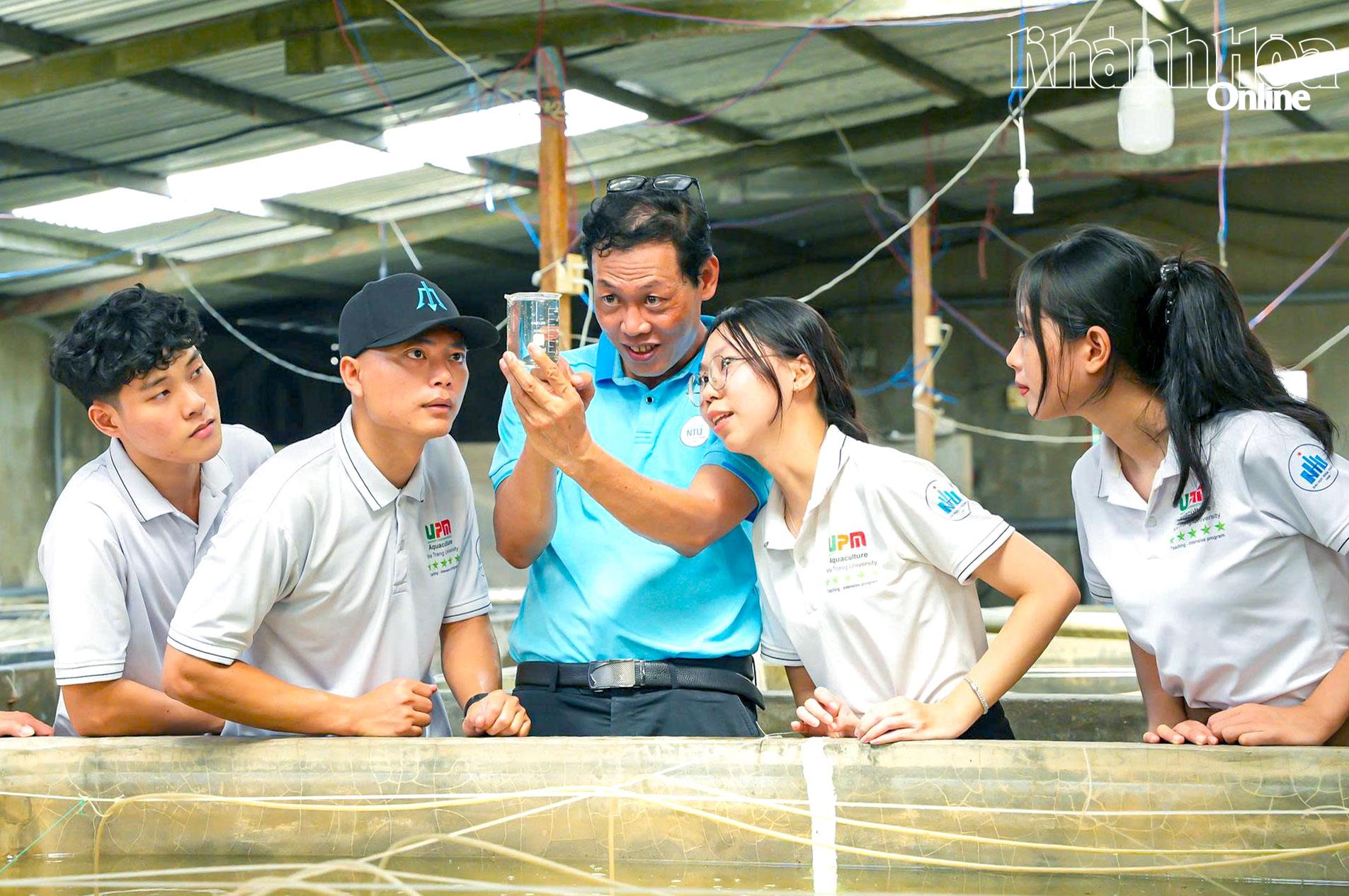 PGS.TS Ngô Văn Mạnh hướng dẫn sinh viên cách kiểm tra thức ăn tươi sống trong bể ương ấu trùng cá chim vây vàng.