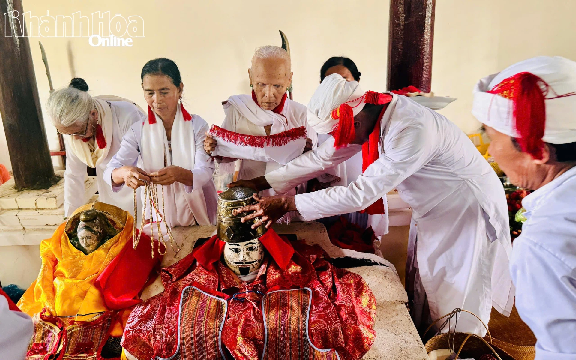 Nghi thức thay y trang Tổ nghề Gốm Chăm Bàu Trúc.