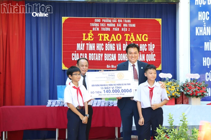 Tài trợ thiết bị dạy học và trao học bổng cho học sinh Trường THCS phường Bắc Nha Trang, phân hiệu 2