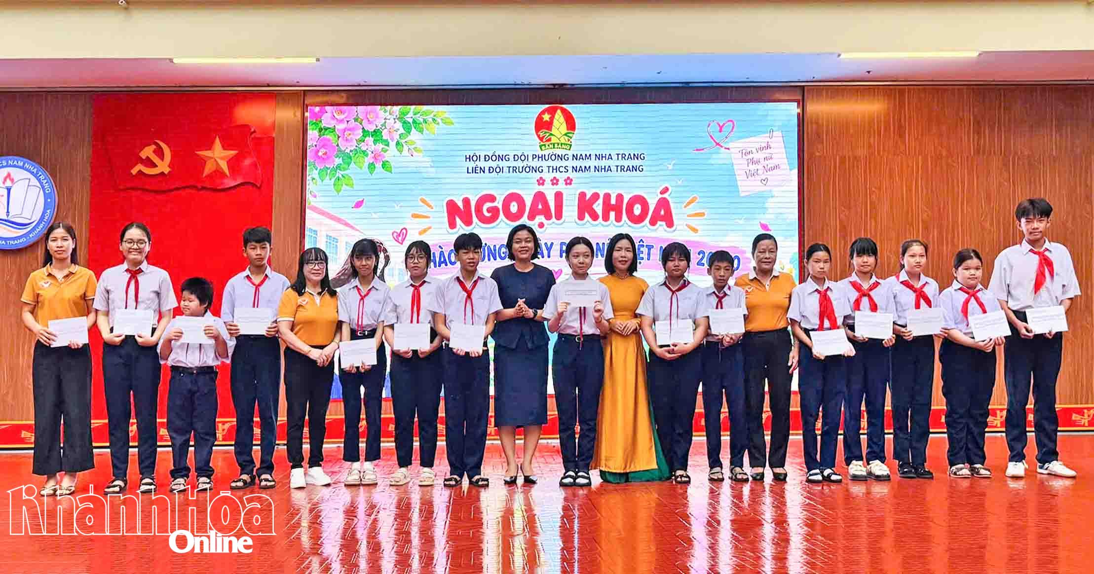 Lãnh đạo Hội Khuyến học phường Nam Nha Trang và Ban Giám hiệu Trường THCS Nam Nha Trang trao học bổng cho các học sinh.