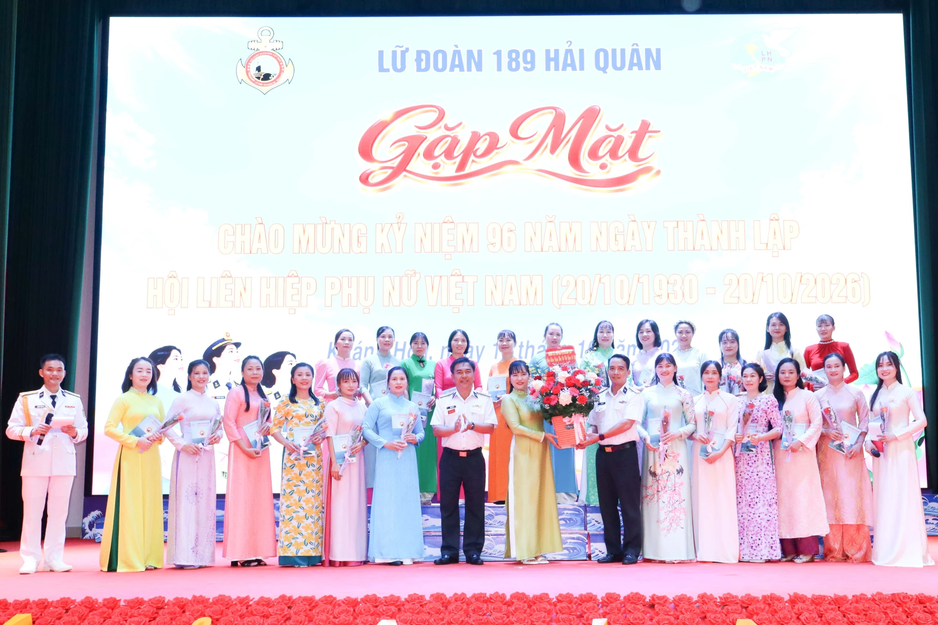 Thủ trưởng Lữ đoàn tặng hoa và quà chúc mừng Hội Phụ nữ Lữ đoàn.