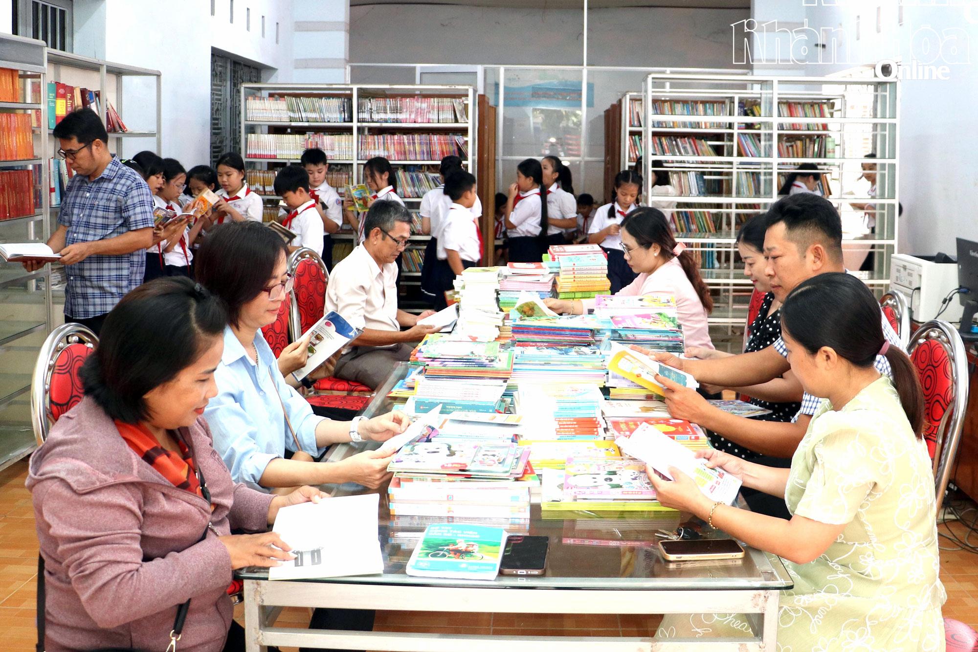 Thư viện thu hút khá nhiều phụ huynh, học sinh đến đọc sách.