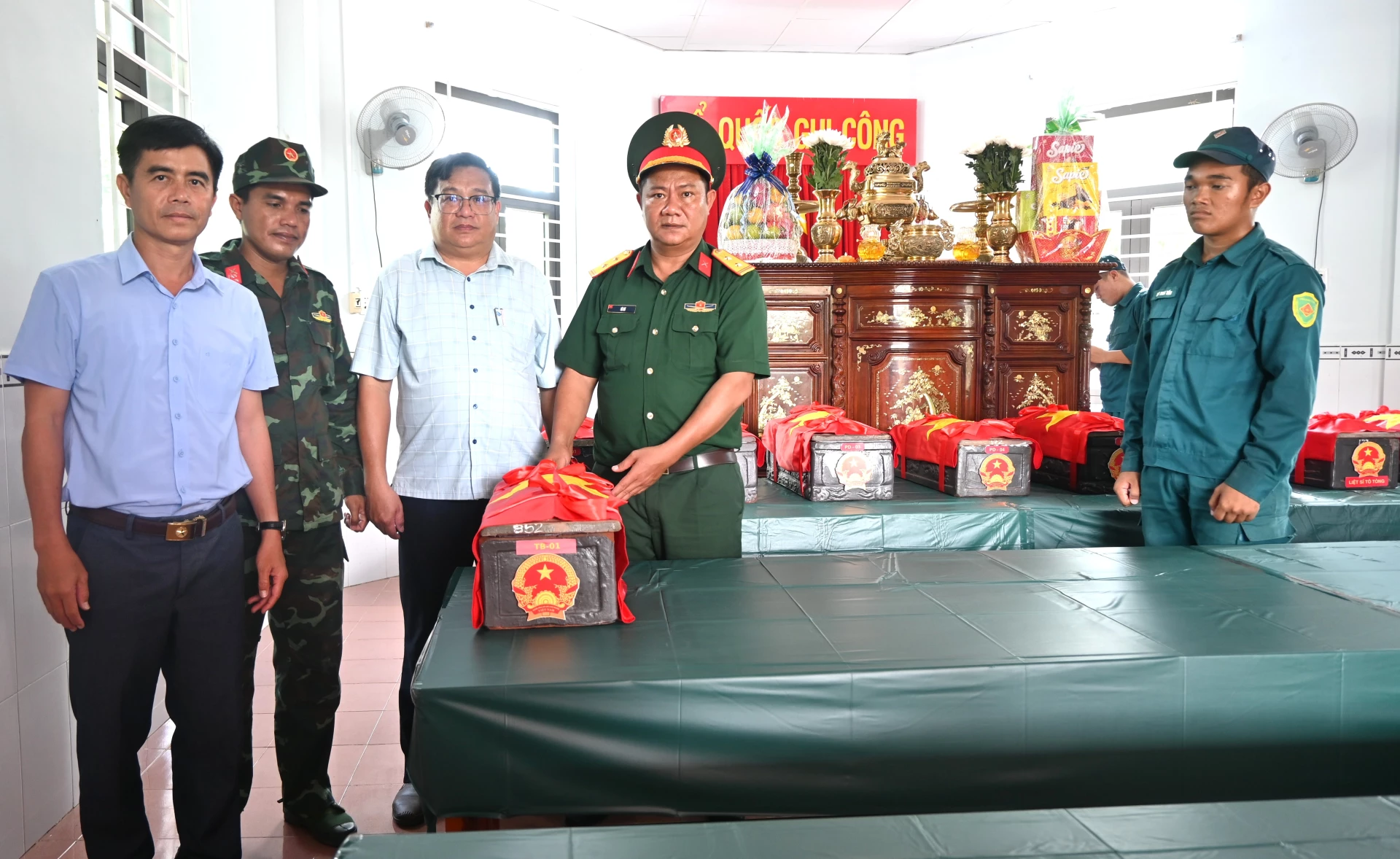 Hài cốt liệt sĩ chưa rõ danh tính được lãnh đạo xã Thuận Bắc đưa về nhà chờ Nghĩa trang liệt sĩ Ninh Thuận.