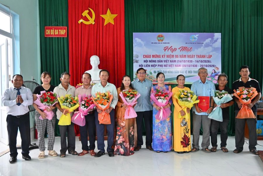Ông Lữ Phụng Trường, Phó Bí thư Đảng uỷ xã tặng hoa chúc mừng  Ra mắt mô hình “Câu lạc bộ Nông dân bảo vệ môi trường của thôn Ba Tháp và thôn Mỹ Nhơn.