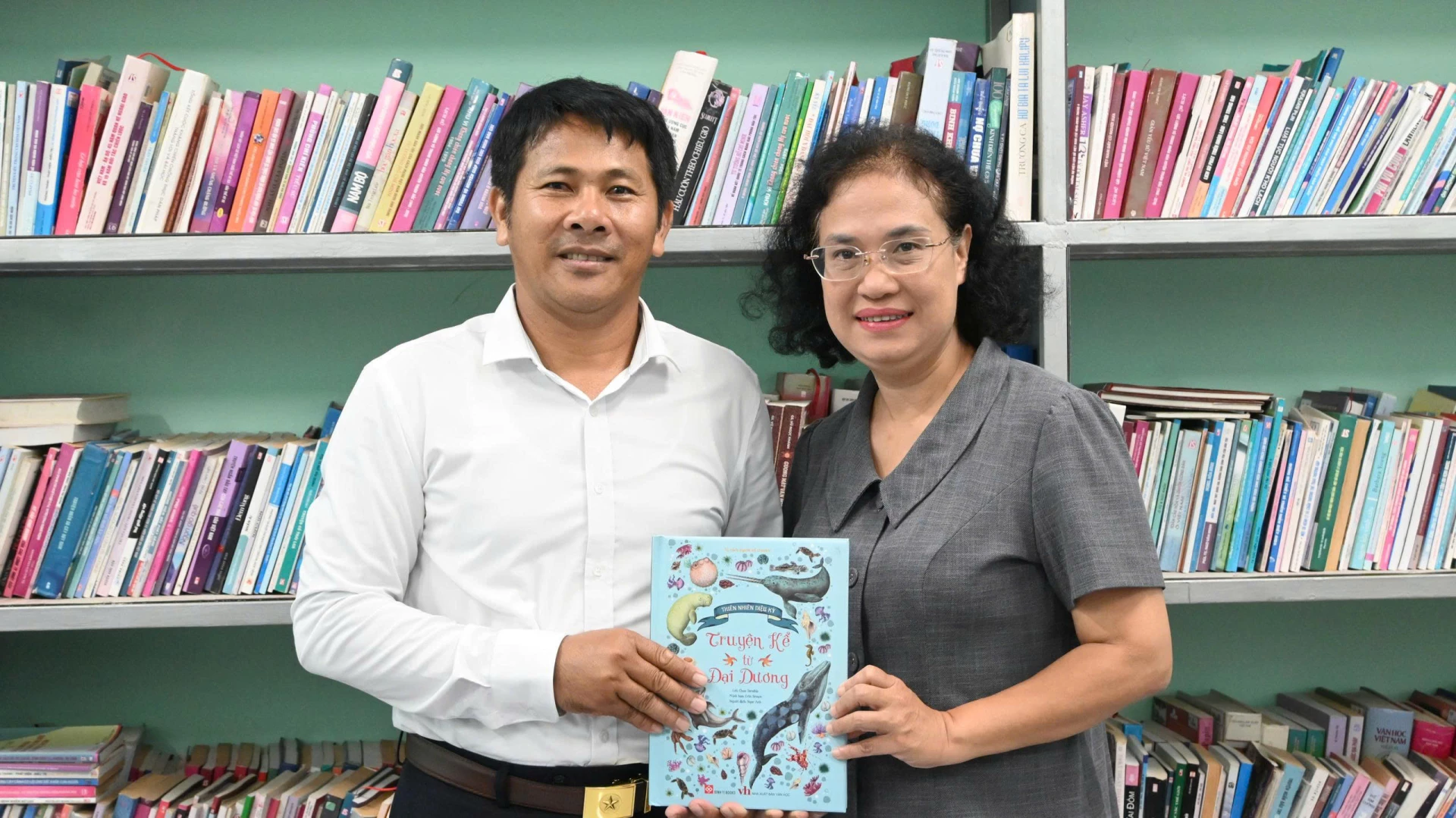 Bà Đoàn Quỳnh Dung, Phó cục trưởng Cục Văn hoá cơ sở, Gia đình và Thư viện thuộc Bộ Văn hoá – Thể thao và Du lịch tặng thùng sách về các tác phẩm Văn học Việt Nam cho xã Thuận Bắc.